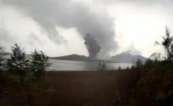 突发！已致11名登山者死亡！印尼多座火山喷发