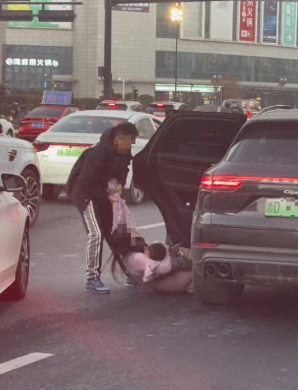 疑似夫妻吵架,男子强行将女子和小孩拖出保时捷 交警:危险、违法