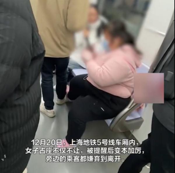 上海一女子在地铁内恶意占座，半躺在座椅上