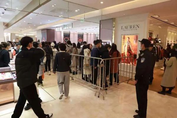 上海人凌晨2点还在商场买 凌晨两点，他们还在疯狂买买买