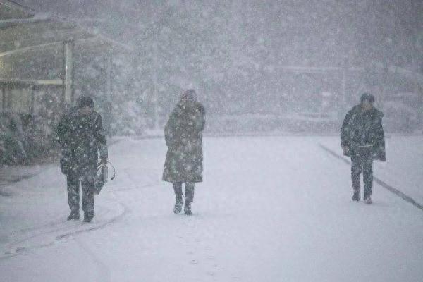 冰雪路刹不住车怎么办 雨雪天出行全攻略请收好