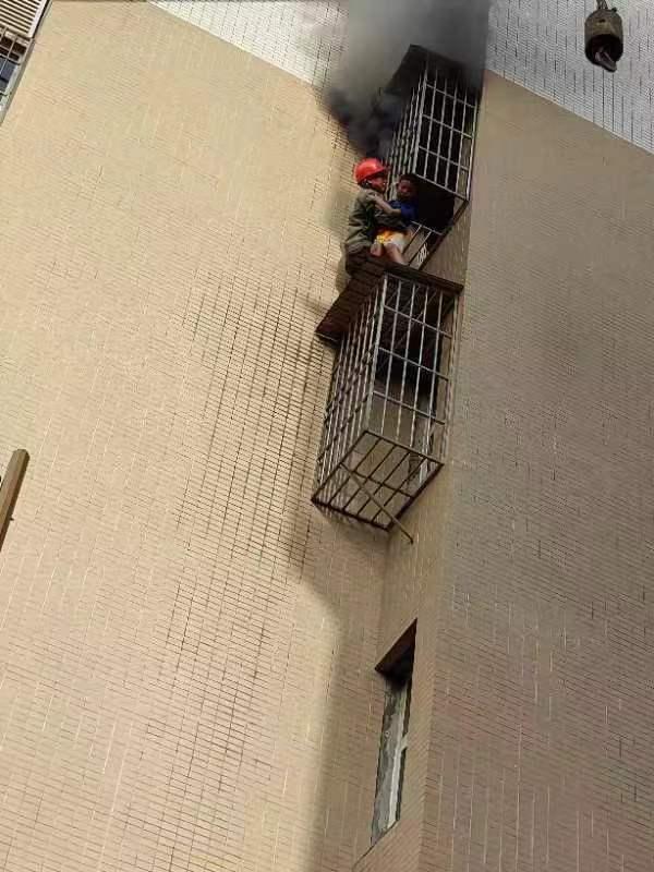 男子爬吊车救被困5楼火场小孩 英勇义举感动众人