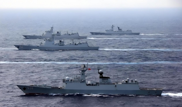 美模拟击沉“中国民兵船”后 055携三舰挺近南海 强势回应挑衅