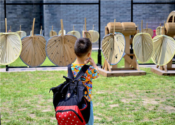 吃文创冰棍、拟雷雨音效 来人艺感受响晴薄日下的一丝清凉 多维度体验《雷雨》魅力