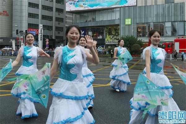 贵阳民族巡游：机车与苗族文化融合 ——花溪方阵的“机车+高坡苗族文化”展示