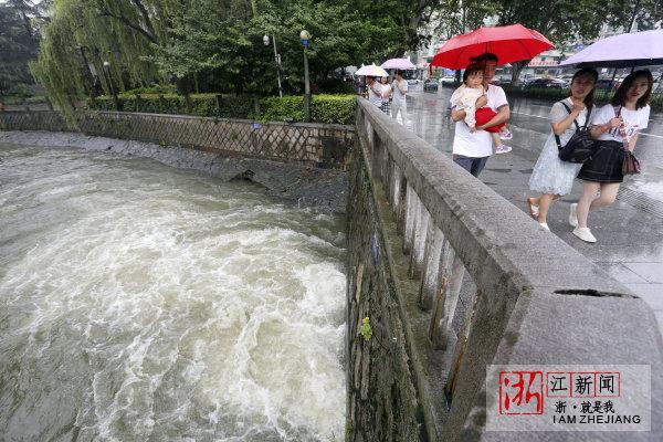 杭州西湖边北山街积水严重，影响交通出行