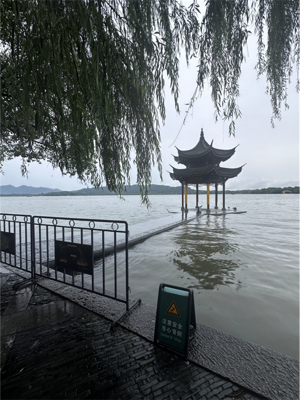 杭州西湖泄洪了 确保安全，低洼区域已封闭