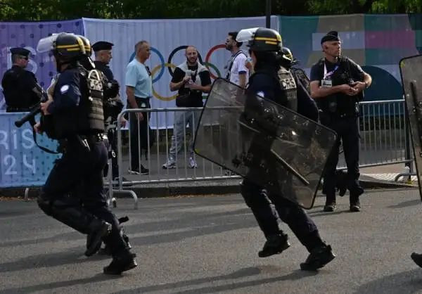 奥运男足赛场出现混乱：以色列国歌响起后嘘声不断 抗议者与以球迷发生争执，安全风险笼罩巴黎奥运