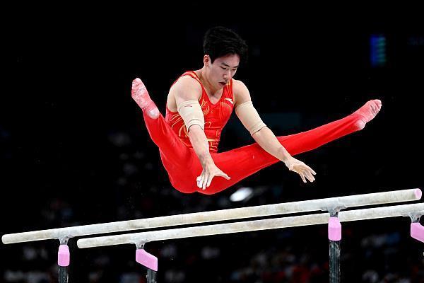 △当地时间7月27日，中国男队亮相巴黎奥运会竞技体操男子资格赛。