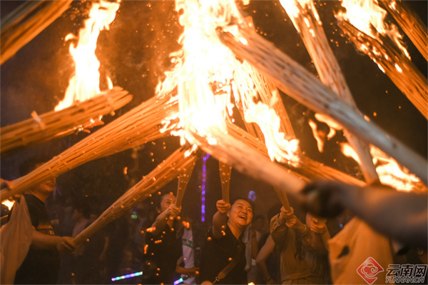 云南大关：万人欢庆彝族火把节，共绘民族团结画卷