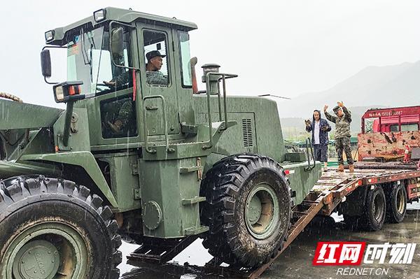 台风格美强势影响郴州 武警紧急出动除险
