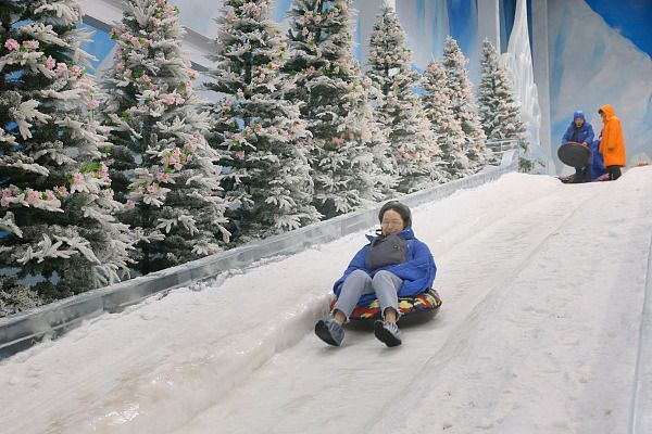 室内冰雪乐园助民众消暑解热