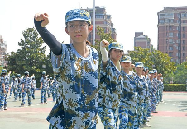 安徽淮南：高一新生軍訓迎開學