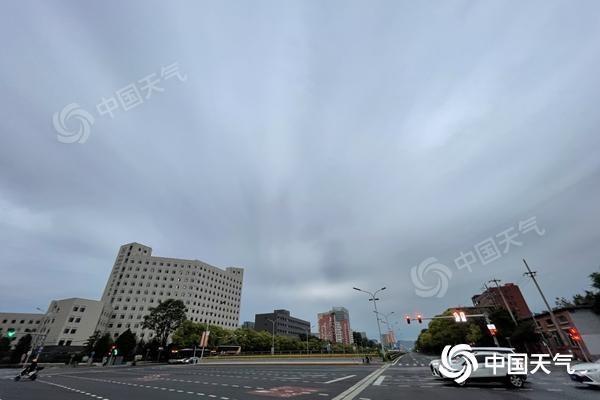 北京今天白天晴转阴,夜间阴有小雨,早晚体感偏凉