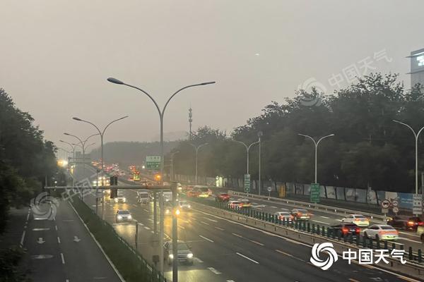 今晨北京大部地区有雾来扰能见度较差 明天将迎降雨降温天气 注意行车安全与保暖