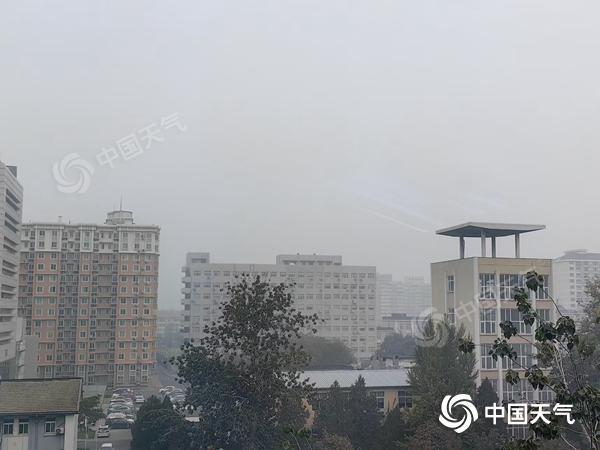 北京今日有小雨,最高气温17℃,大雾黄色预警中能见度较低