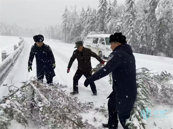 黑龙江雪乡和睦护航搭客出行 警民联袂保祯祥