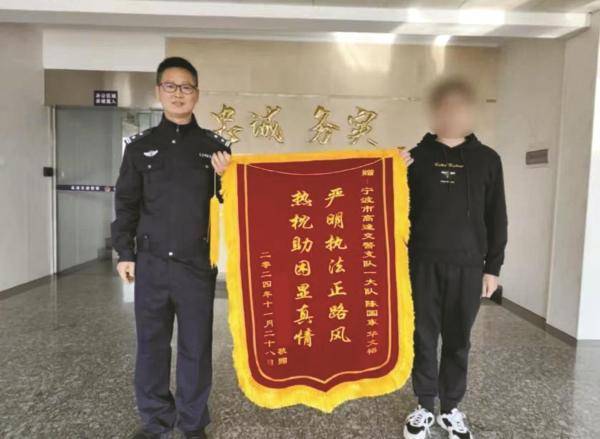 交警13次大吼喊出一条生命通道