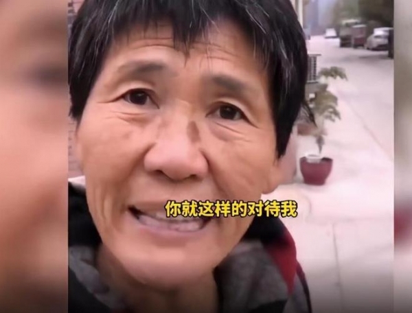 小孩騎車撞在路邊的車上后怪車主 網(wǎng)友看完瞬間來氣,！