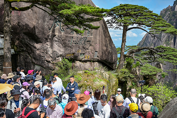 假期首日各地開啟“人從眾”模式 景區(qū)限流夜游成亮點(diǎn)