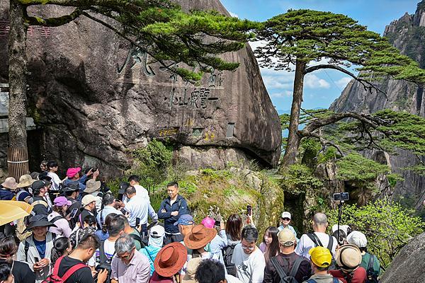 “五一”首日開啟“人從眾” 景區(qū)限流保安全
