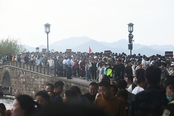 西湖游客调侃“断桥要压断了” 五一景区人潮涌动