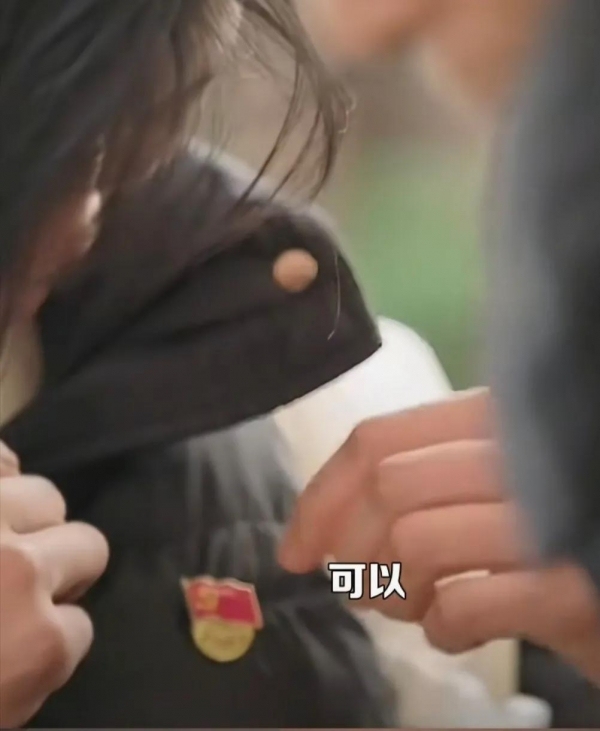 張桂梅為丁王英戴上第一枚黨徽 師生情深共迎新春