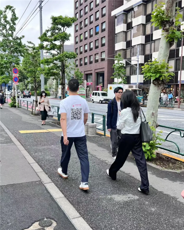 劉強(qiáng)東穿豬豬俠衣服在日本被偶遇 京東外賣聯(lián)名T恤引熱議