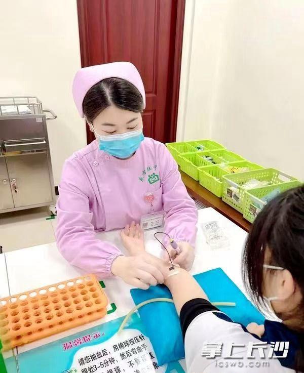 90后护士用行动诠释不被定义的人生 0.05秒“飞针”技艺点亮护理星空