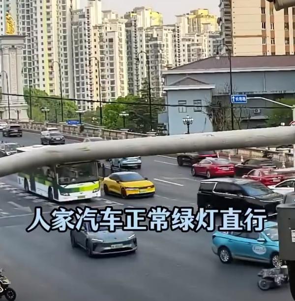 女子騎電動(dòng)車闖紅燈撞車擔(dān)全責(zé) 網(wǎng)友點(diǎn)贊交警公正判決