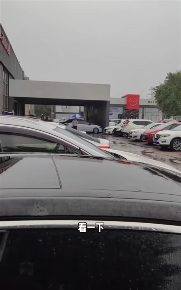 北京冰雹第二日車主在4s店排隊(duì)等定損 車輛受損嚴(yán)重理賠忙