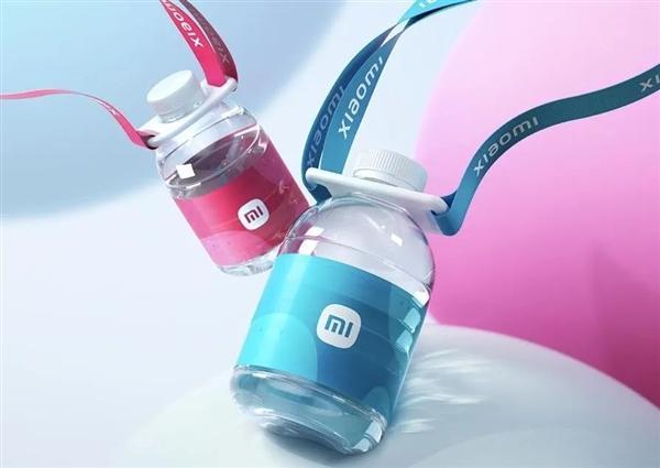 小米展臺發(fā)放兒童節(jié)福利礦泉水