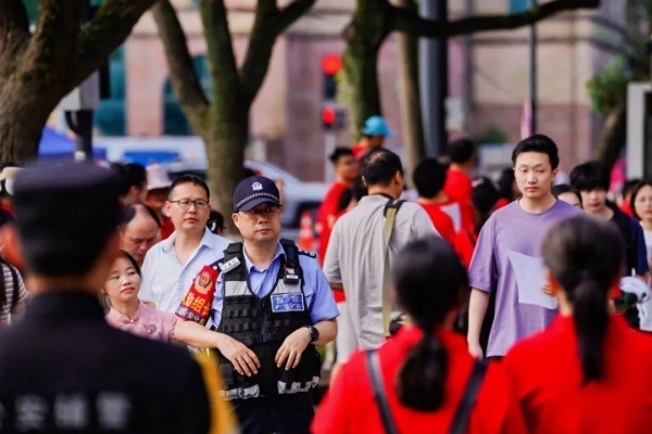 高考考场外的淡定哥：考到哪算哪 笔落惊风雨