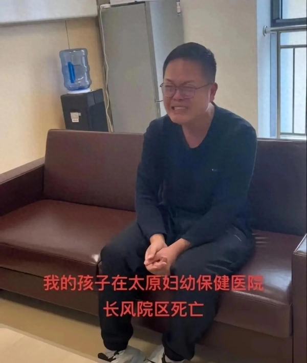双胞胎姐姐去世 爸爸看着妹妹痛哭 医院推诿引发众怒