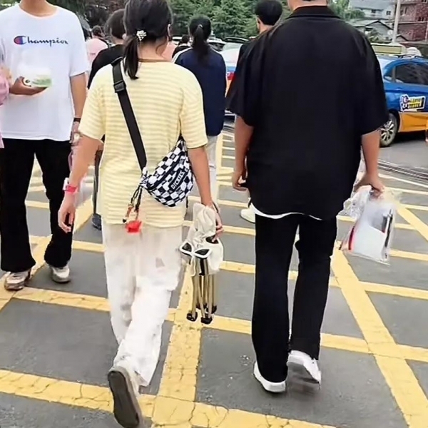 男生高考結束后祭拜去世母親 感人瞬間淚目全網(wǎng)