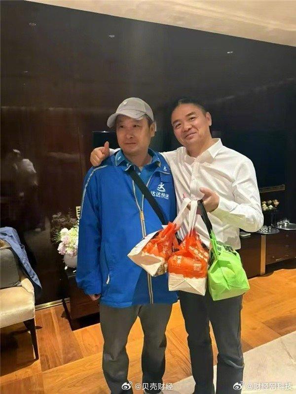劉強東與外賣小哥合影