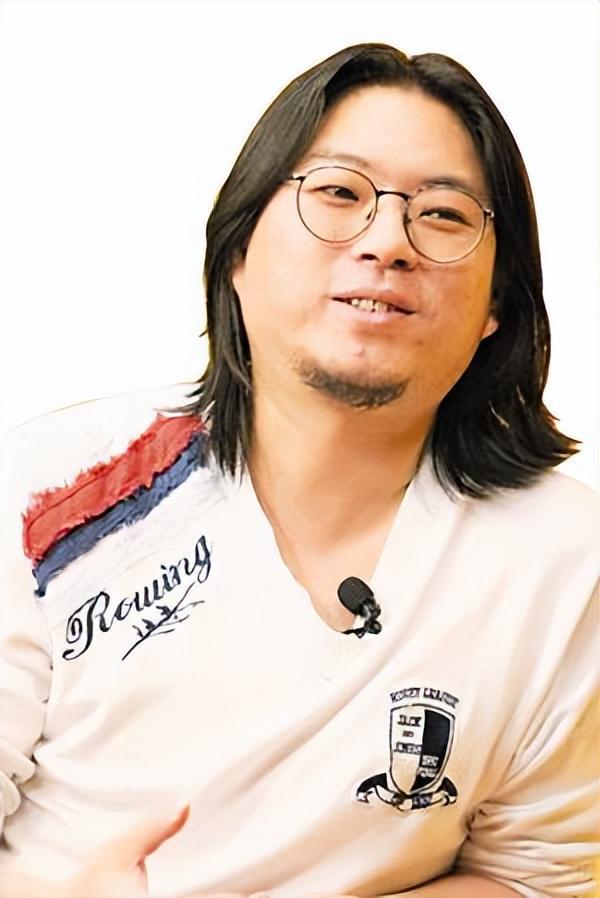 56岁高晓松与高中女友相约聚会,晒俩人恋爱时合影,被嘲像两代人 网友热议青春不再