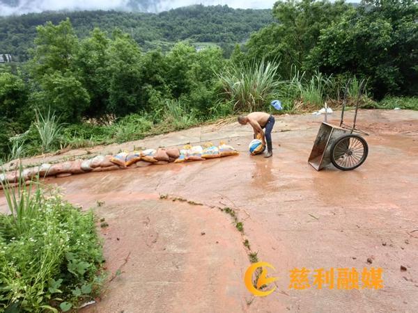 山体滑坡影响村民出行 村干部清出通道 干群合力保畅通