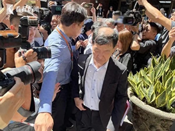 柯文哲支持者围堵法院喊赖清德下台！