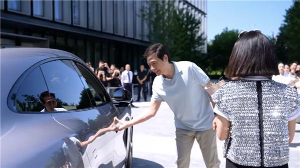 小米YU7首批交付 雷軍親自獻花交車