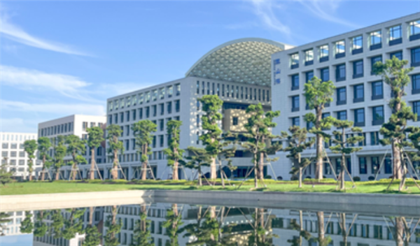 王樹國簽發(fā)福耀科技大學(xué)首批錄取通知書 新時代開拓者啟航
