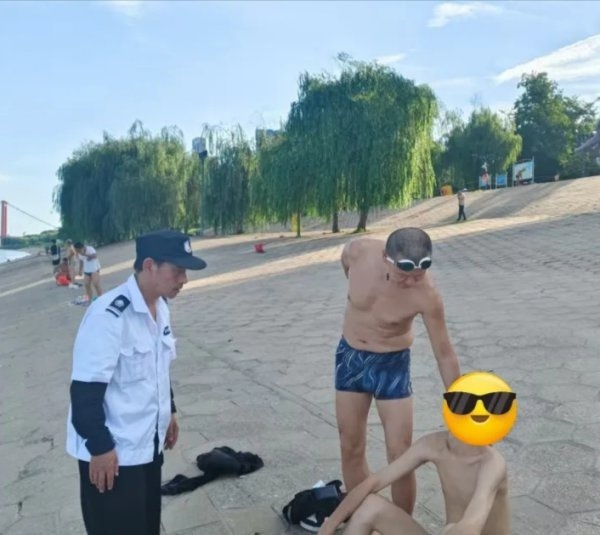 男子滑进长江中遇险，长江救援志愿队队员紧急救援