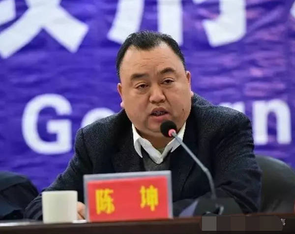 贪官儿子开迈巴赫 单次赌球花百万 家族腐败曝光