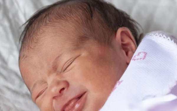 宝宝自带微笑出生被打脚心后才大哭