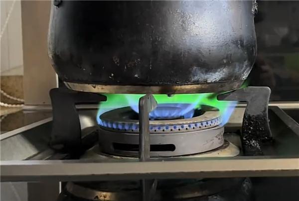 男子忘关火27天后回家才发现 惊险一幕提醒安全意识