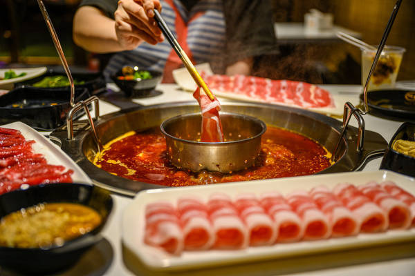“我不愿意住在有火锅味的酒店里”，海底捞开酒店，到底想卖什么？ 火锅与住宿的跨界融合