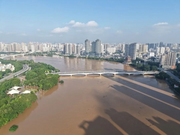 慌乱一幕！男人掉入邕江飘浮2个多小时被救