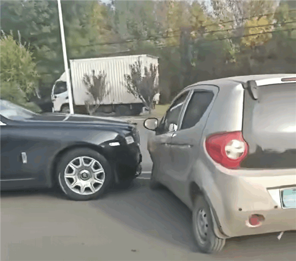 “老头乐”逆行撞上劳斯莱斯 全责争议引发热议