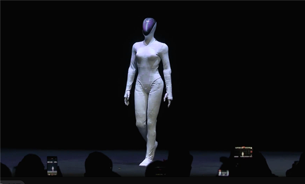 小鹏新一代人形机器人IRON亮相
