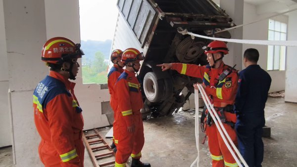 货车冲出二楼悬在15米高半空 司机惊魂获救